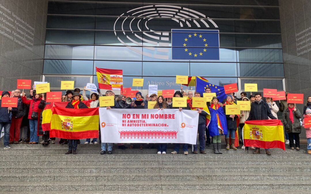 Una concentración ante el Parlamento Europeo en Bruselas recuerda a las autoridades comunitarias que la amnistía no es una cuestión interna de España