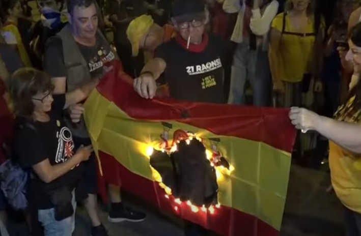 El Constitucional rechaza el recurso de amparo de tres independentistas condenados por rasgar una bandera de España que nos arrebataron de una carpa